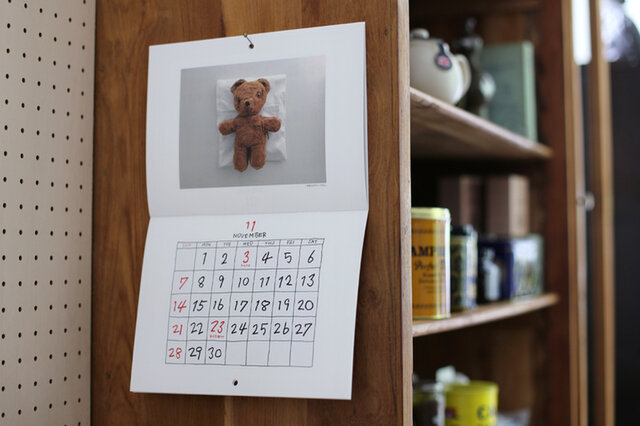 大橋歩さんが撮影した写真をセレクトして作られた2021年のカレンダー。
アルネに掲載された写真が毎月登場。さり気なく季節感が感じられる日々の暮らしを切り取った写真たちが、
そっと暮らしに寄り添ってくれるカレンダーです。