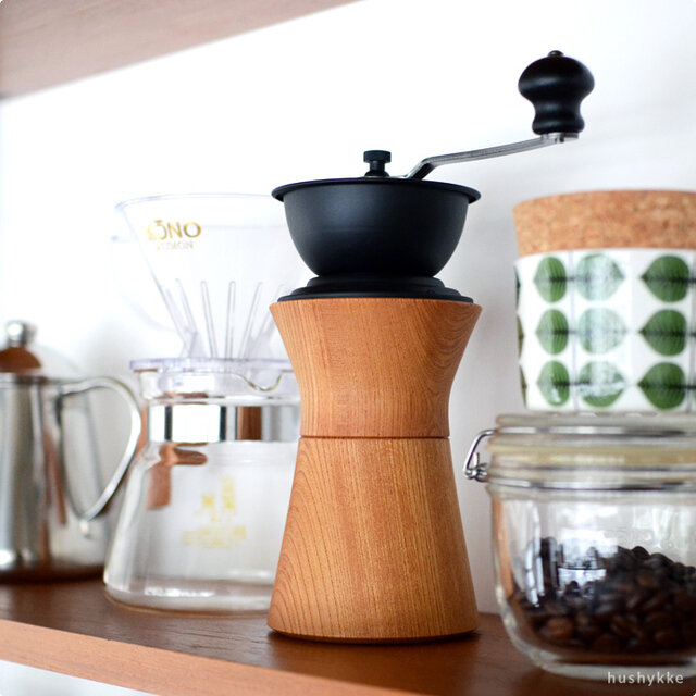 MokuNeji（モクネジ）が、老舗コーヒー機器メーカーの
カリタ社とつくり上げたコーヒーミルは、
天然木の木目と、重厚感のある鉄素材のコントラストが美しく、
キッチンにディスプレイしておけるデザインです。
シンプルなデザインでありながら、豆の挽きやすさと
使い勝手の良さにこだわり、丁寧に仕上げられた
ずっと愛用していきたいコーヒーミルです。 