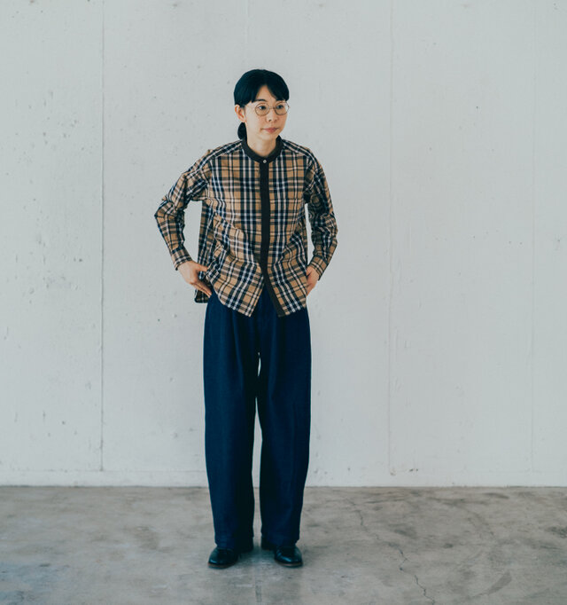 モダンなチェックシャツとレザーシューズを合わせたシックなスタイル。シャツはあえてインせず、ラフに着こなしても素敵ですね。