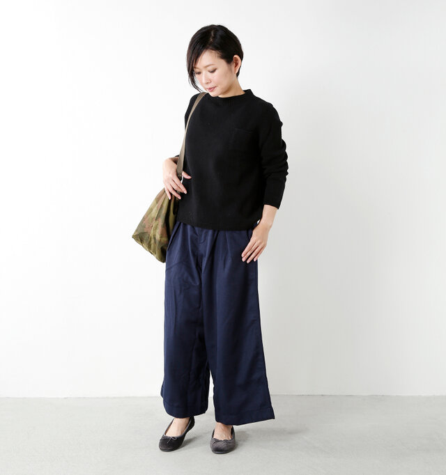 model mayu:158cm / 48kg
color : gris / size : 36
いつものコーデに合わせて足元からシックな雰囲気をプラスしてくれます。フラットでモカシンのように気軽に履けてあたたかく、しなやかでクッション性の高いラバーアウトソールが長時間歩く日も頼れる一足です。お求めやすさも嬉しいですね。
