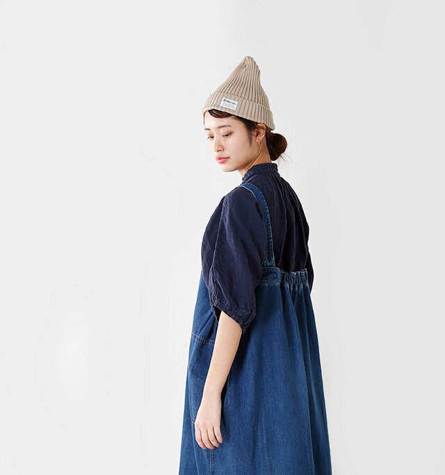 8ozのやや薄手のデニム生地を使用し、
柔らかな質感とアタリの付いた
ユーズド感漂うニュアンスある1枚。
ワークな雰囲気漂う
ざっくりとした
ビッグシルエットになっており、
窮屈感のない快適な着用感。
インナーにカットソーや
シャツを合わせて気軽に
着られるのが嬉しいポイント。