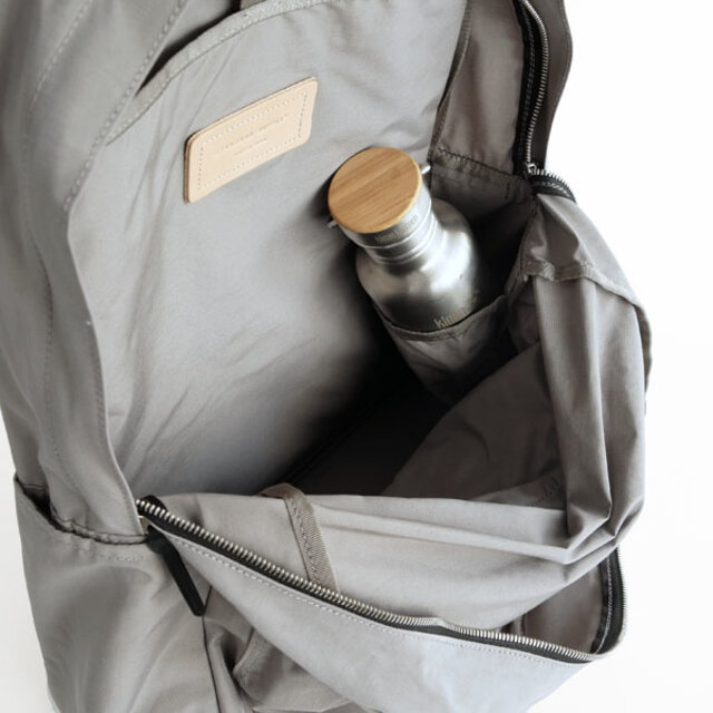 機能は、同シリーズのCOMMUTEY DAYPACKとほぼ同じですが、COMMUTE DAYPACKには無い機能として、内装の右側にペットボトルや水筒・折りたたみ傘などを入れる仕切りポケットを付けています。