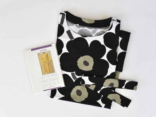 ちょっとしたスキマ時間に洋服作り♪PIENI UNIKKO:ブラックの生地で製作しました。出来上がった時の感動で、愛着が湧いて長く大切に使いたくなりますね。