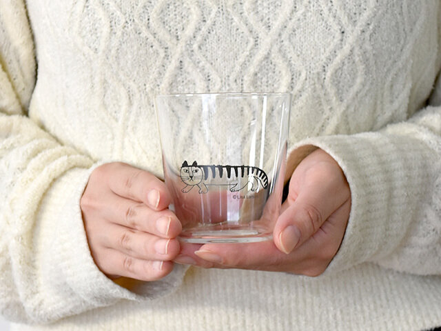 容量は300ml。手に持つと、このくらいの大きさです。ドリンクを選ばず、どんなシーンでもお使いいただけます。