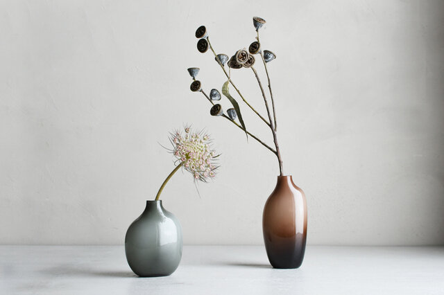 アシンメトリーなフォルムは空間のアクセントとなり、草花との組み合わせによって様々な表情が愉しめます。