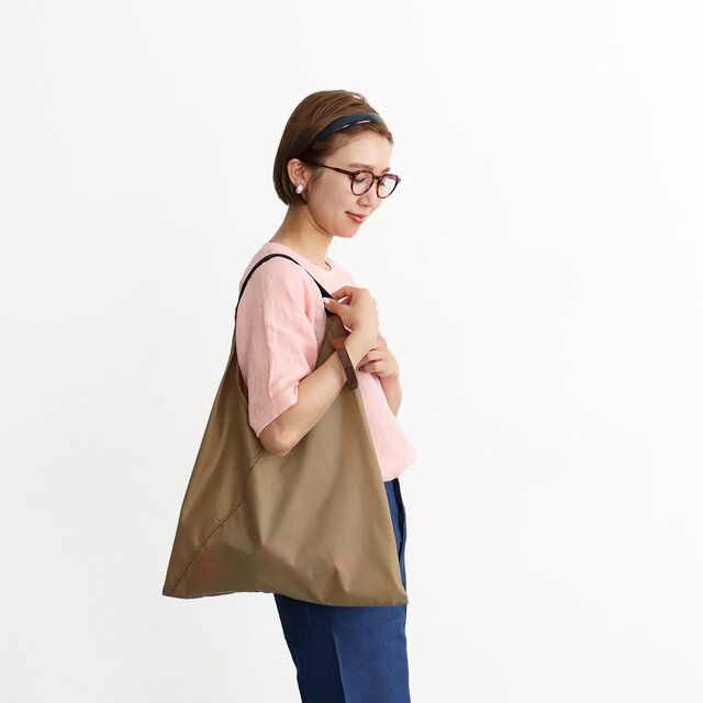 トライアングルシルエットのナイロンバッグ△
口が開いているので持ちやすく、ほどよいボリューム感が合わせやすくて万能です🌟
軽量かつ耐久性にも優れたナイロン生地を使っていて、収納力も抜群なバッグなので
サブバッグとしてもおすすめです!
折りたたむとコンパクトになるので、持ち歩きにも便利なのです〜!