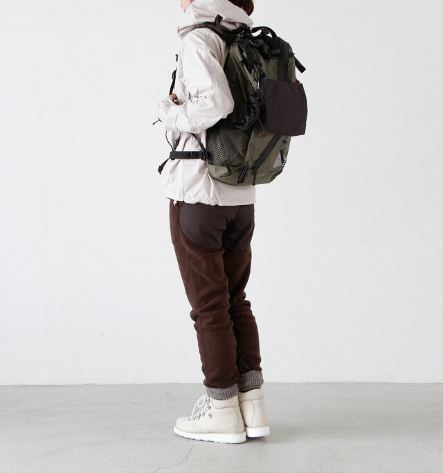 model yama:167cm / 49kg
color : khaki / size : one
本格的なハイキングには、かなり本領を発揮してくれます。落ち着いたカラーが大人らしく、おしゃれに演出。