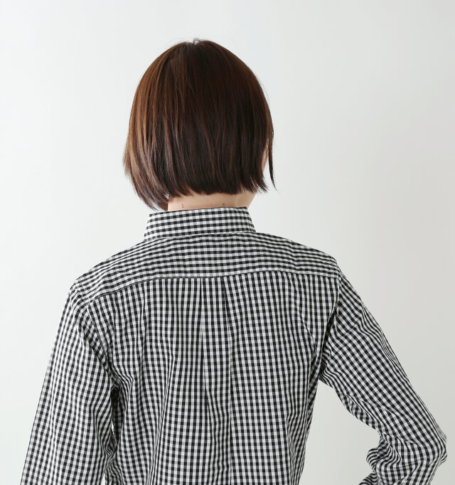 ヨークにはタックが入り、窮屈感もなく程よいゆとりをもたらしています。ゆとりがありつつも、身体に沿うようなキレイなシルエットで、スッキリとした着こなしに。