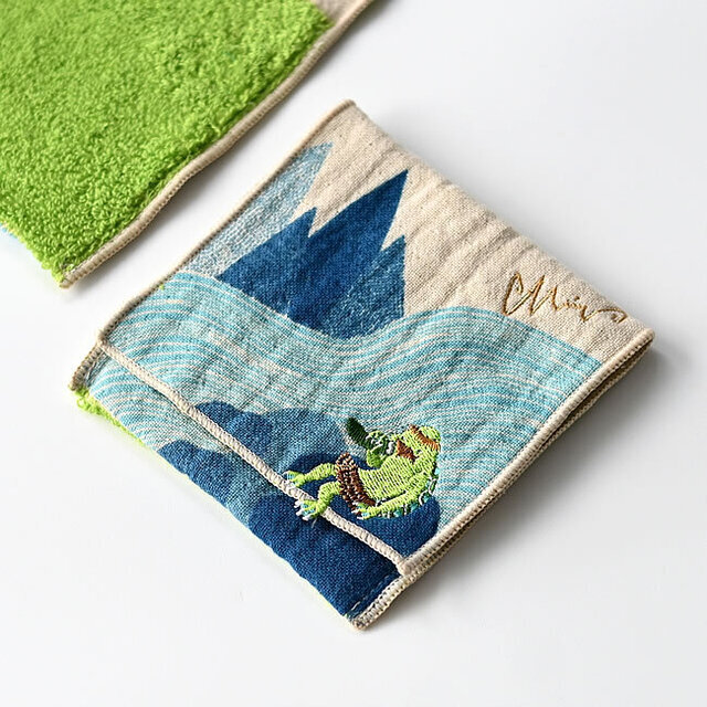 河辺の岩のカッパ