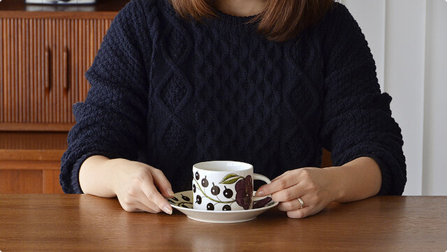 すこし幅広に作られたティーカップ&ソーサーは、深さもあるので多めに飲みたい時、スープなどにも活躍してくれます。ソーサーは16.5cmのプレートとして使えます。