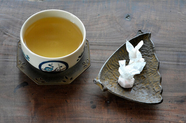 茶托として使ったり、落雁などのお干菓子、最中やきんつばなど個別包装された和菓子をのせて豊かなお茶の時間を過ごすのも素敵です。