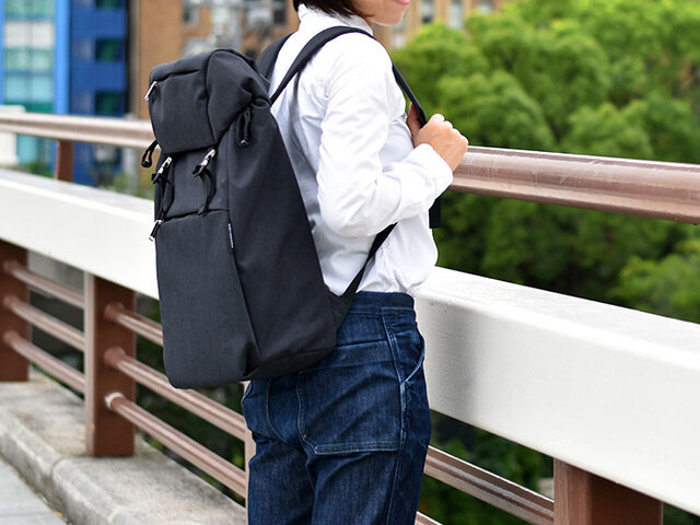 シンプルで女性の背中でもスッキリと背負えるデザインだから、もちろんタウンユースも可能です。
都会的で上質な素材感が、いつものコーディネートにも、きれいめなファッションのはずしアイテムとしても活躍してくれます。