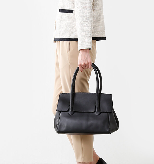 柔らかく丁寧になめされた
上質なレザーを使用。
とてもシンプルでシーズンや
コーディネートを選ばず
年中使えるデザインが魅力的です。
収納力があり、ちょっとした遠出にも、
オフィスワークにも使えるので
ワードローブに加えて頂きたいバッグです。