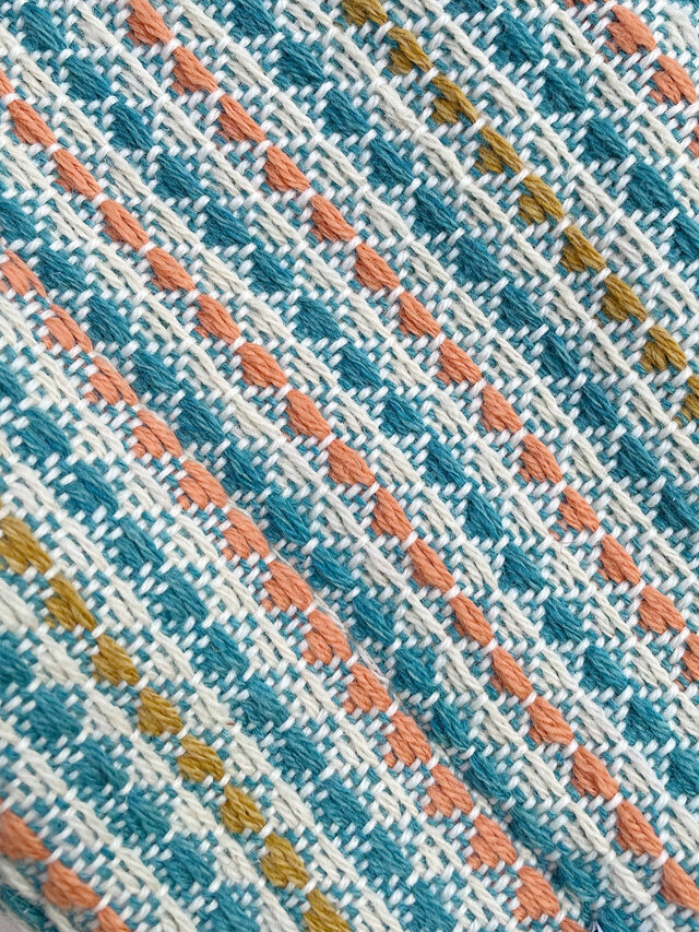 立体感とカラーパレットが相まって、色たちが弾けて踊っているようです。