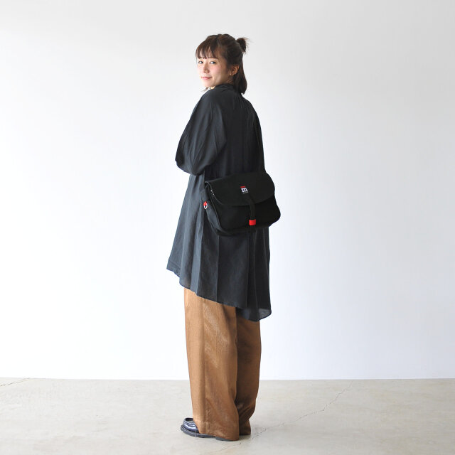 color : black(col.99) / size : one