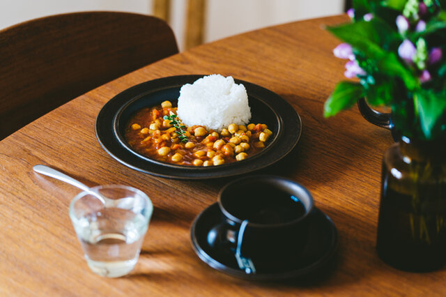 26cmディナープレート

日本の食卓にも自然と馴染む釉薬の色合いで、日々の暮らしに使いたいディナープレート。
カレーやパスタなどのメイン料理の盛り付けにぴったりなサイズ感です。