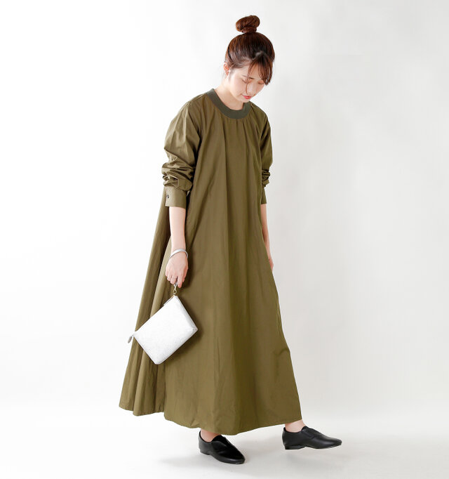 model kanae:167cm / 48kg
color : khaki / size : F
ハリのあるコットン生地はとても着心地よく、デイリーに着たくなるアイテムです。