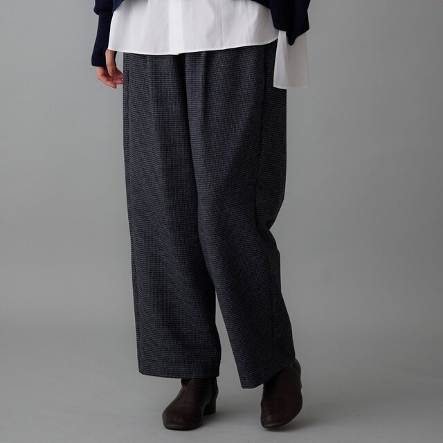 すとんと落ちるシルエットが脚のラインをきれいに見せます。