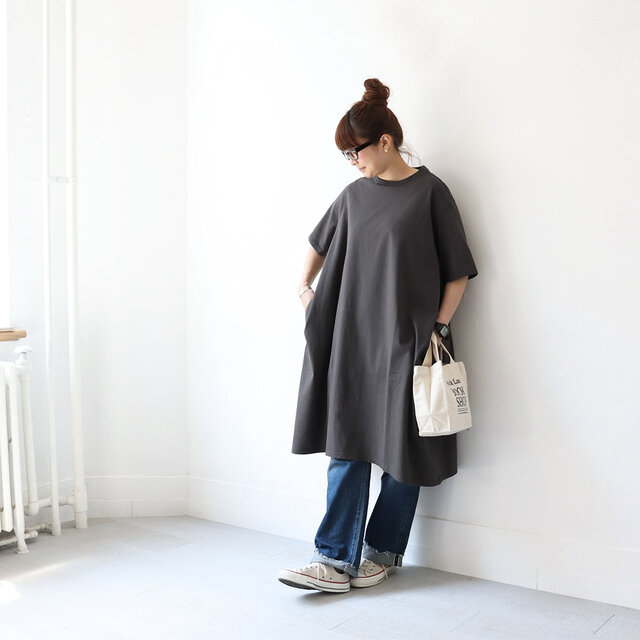 チャコール 着用、モデル身長:162cm