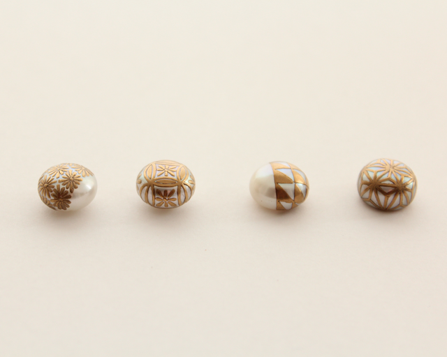 「KIRIKO魚子つなぎピアス」をデザインするのは、古き良き日本のモノづくりに携わる全ての人とその過程を大切に考え、現在の私たちの生活に結ぶアクセリーなどに昇華して世界中に届ける「KARAFURU」。
インターネットなどで、写真の真珠×蒔絵のアクセサリー「MAKIEパール」を見たことがある人も多いのでは？ このアクセサリーを手がけるブランドがKARAFURUです。