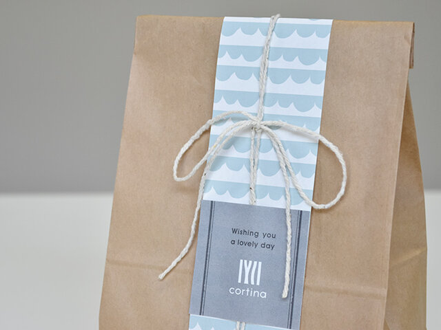 「WISHING YOU A LOVELY DAY(素敵な1日になりますように)」のメッセージをこめたシールがアクセント◎