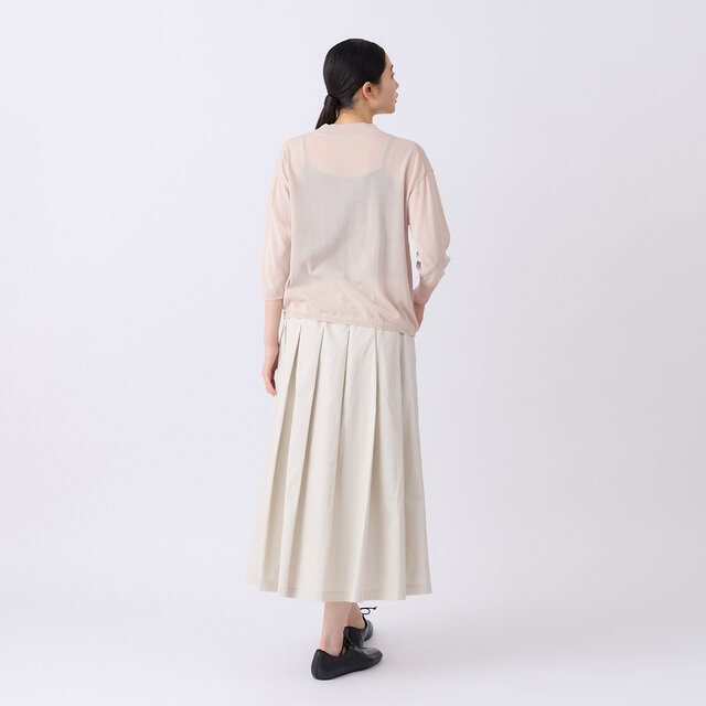 ほどよい着丈だから、ワイドパンツやスカートとも合わせやすいです。