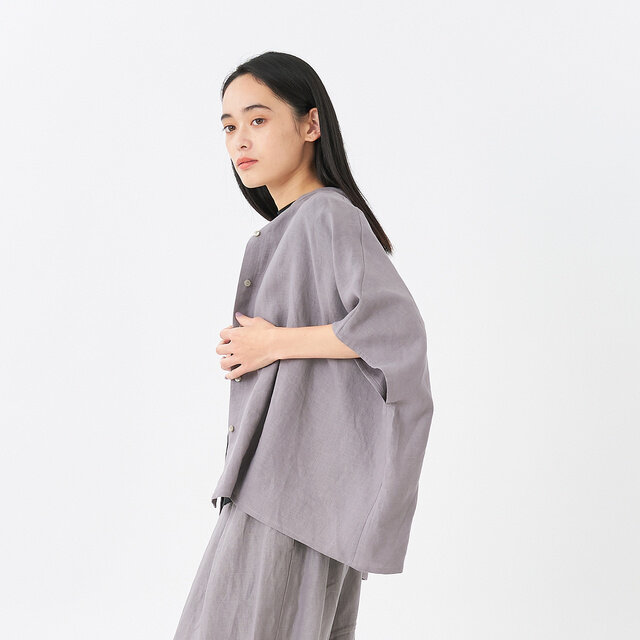 リネンの落ち感もありながら、立体的なシルエットです。
