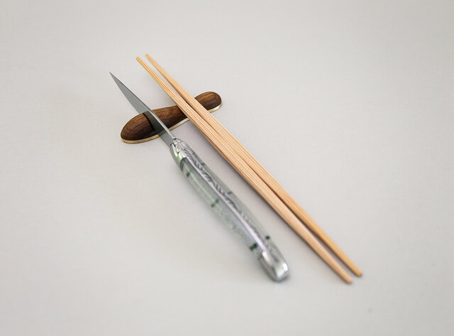 レフェルヴェソンスで使われているラギオールナイフと利休箸の組み合わせ