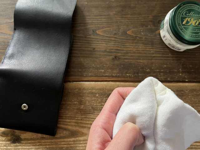 クリームをお財布に直接つけると跡がついてしまうため、クロスにとってから馴染ませます。