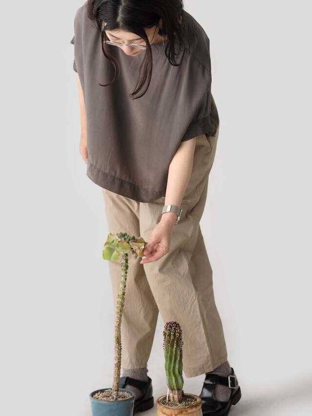 袖を通してみてわかる、天然染料ならではの表情の豊かさ。