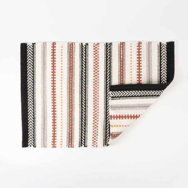 Nomad BROWN:幾何学のような、どこか民族チックな柄を使ったボーダーデザイン
