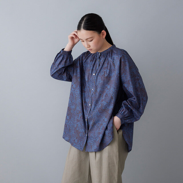 ボトムスアウトで着ると、リバティの柄がふんわりと引き立ちます。