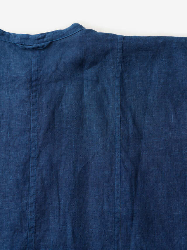 布の取り都合で、片方の身頃のみ剥いである(右胸側のみに縫い目がある)点も特徴のひとつ。