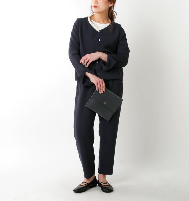 model tomo:158cm / 45kg
color : navy / size : 2
同生地を使用したブラウスとのセットアップスタイルもおすすめですよ。