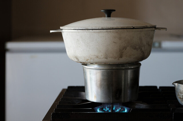 5.調理器具に合わせた方法でご飯を炊きます。（ここで突然のダイナミックな重し！）