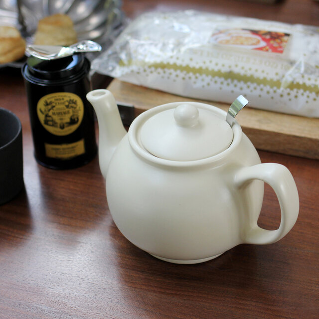 紅茶の国イギリスならではのトラディショナルなフォルムが可愛らしい「Price & Kensington(プライス&ケンジントン)」のティーポット。でも見た目だけでなく、丸みを帯びたポットはお湯を注ぐと茶葉が渦巻くように泳ぎ、おいしい紅茶を淹れることができます。今の暮らしにぴったり寄り添ってくれる便利さがあるのにどこか懐かしさの漂うティーポットは、日々のティータイムをより豊かな時間にしてくれそうです。