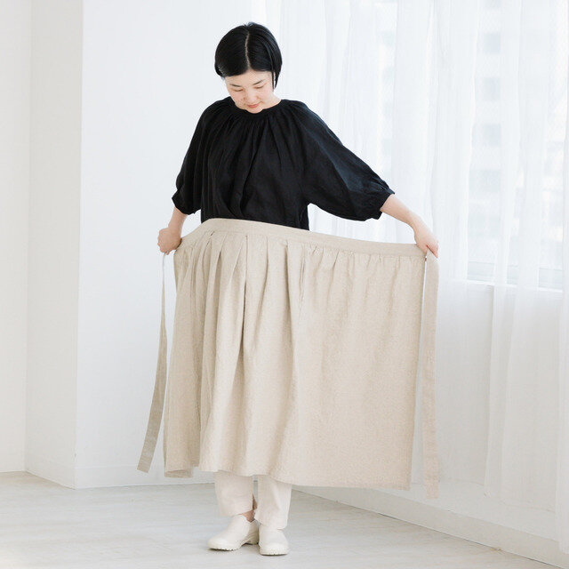 ①巻きスカート広げてをウエストにあてる