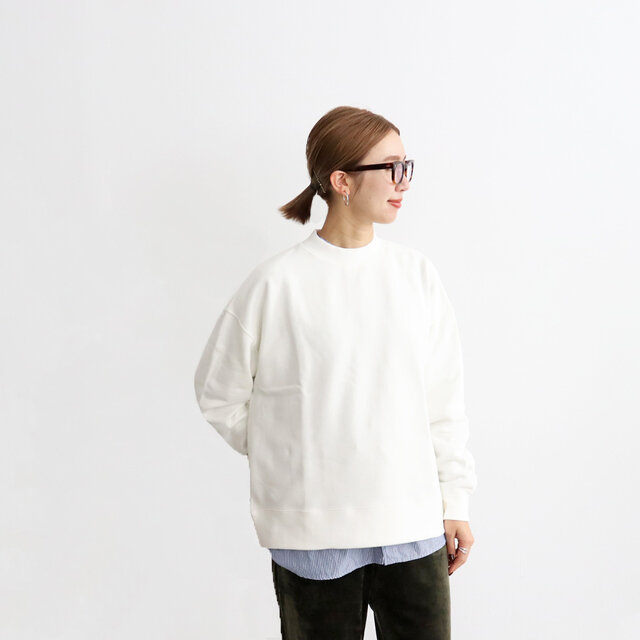 ラストは秋冬の定番スウェットシリーズから。
柔らかく肌触りの良いコットン裏毛を使った"ボトルネックスウェット"
全体的にゆとりをもたせたオーバーサイズシルエットで
シャツやタートルネックと合わせてレイヤードスタイルをお楽しみいただけます!