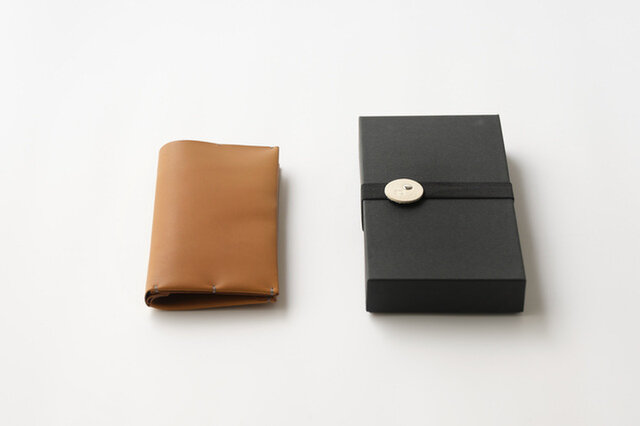 京都・京丹波を拠点に製作するレザーブランドlogseeから美しいデザインと実用性を兼ね備えた長財布。