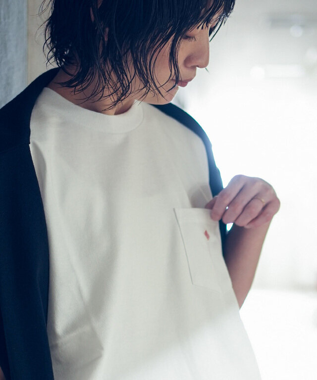 ポケットにはブランドロゴワッペンが施されています。