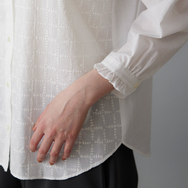 袖口にもフリルをあしらい、ほどよい分量でやさしいアクセントを。