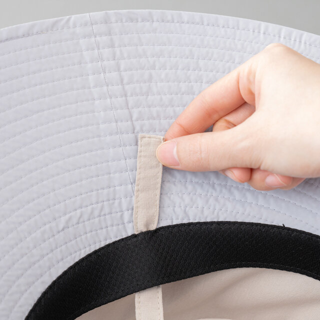 内側の両サイドの「すべり」の上下に紐を通す箇所があります。