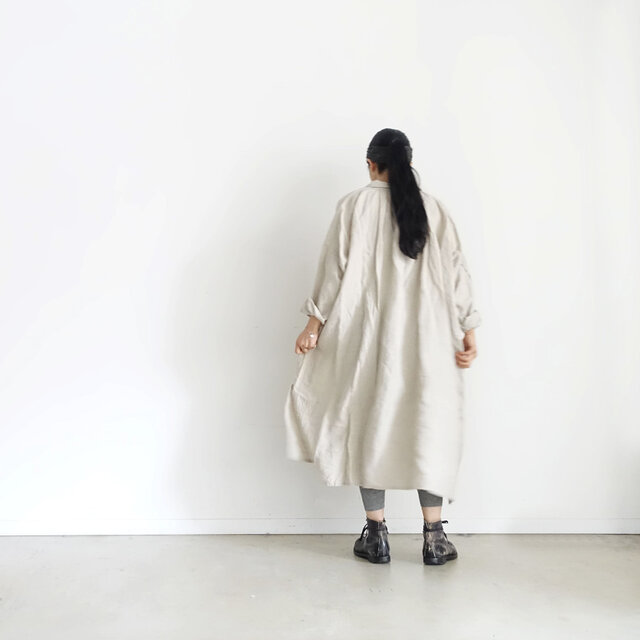 また、着て洗うほどに身体のラインに馴染んでくる落ち感のある素材で、シーズン通して着れるちょうどいい厚さになっています。