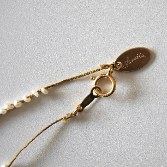 留め具のみが金属で出来ています。ブランドロゴがあしらわれたプレートがさりげなく。