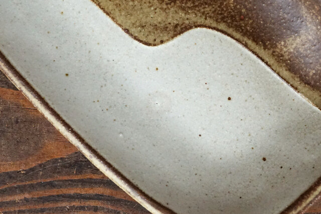 よしざわ窯｜き１３３　　oldwhite ペンギン皿（焼き色幅あり）【母の日】