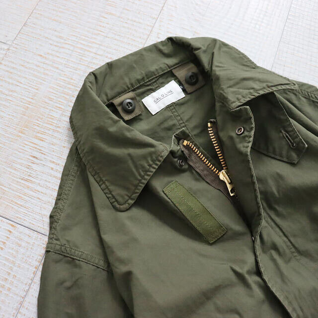 内側には米軍ライナーの取り付け用のボタンが付いています!
M-65仕様のライナーと合わせて着ていただくことができます◎
(*すべてのライナーが取り付け可能なわけではございません。ご注意ください。)
ミリタリー仕様でもかっこいいのですが、コートと違うカラーのライナーやインナーダウンを
合わせていただくとメンズライクなコートに少しPOPさが加わっておすすめです!