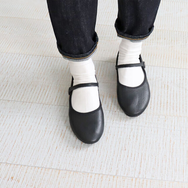 より可愛らしい印象のストラップタイプ。
安心感のあるストラップはスナップボタンなので、脱ぎ履きも楽チンです♪