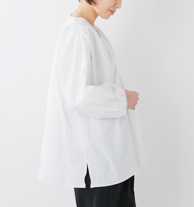 肩幅をぼやかし、華奢にみせてくれるドロップショルダーとフロントギャザー。ふっくらスリーブで気になる二の腕を目隠しし、くしゅっとラフにたくし上げればより抜け感アップ♪手首をみせることで華奢に、しぐさも女性らしく演出してくれます。繊細な腕時計やアクセサリーとの相性も抜群。