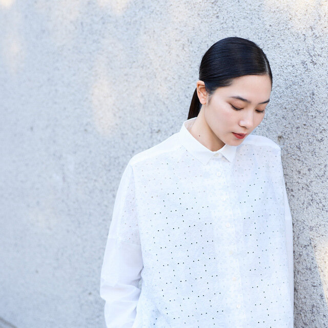 屋外では、グレーと淡いグリーンの刺繍糸がより美しく映え、やさしく自然な表情を楽しめます。