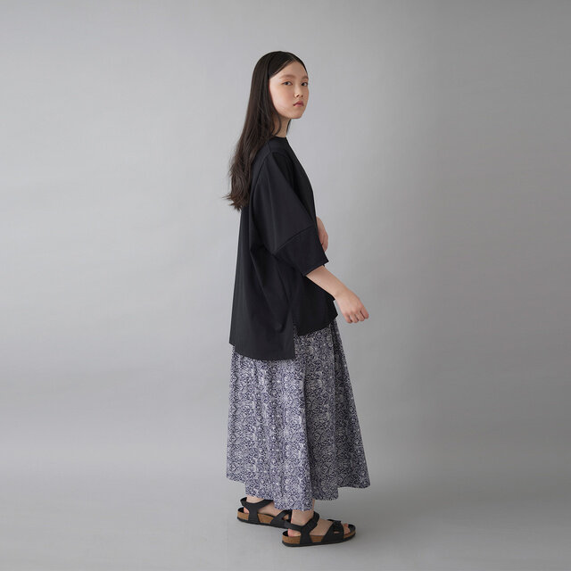 長めの着丈で、自然にラインを整えてくれます。